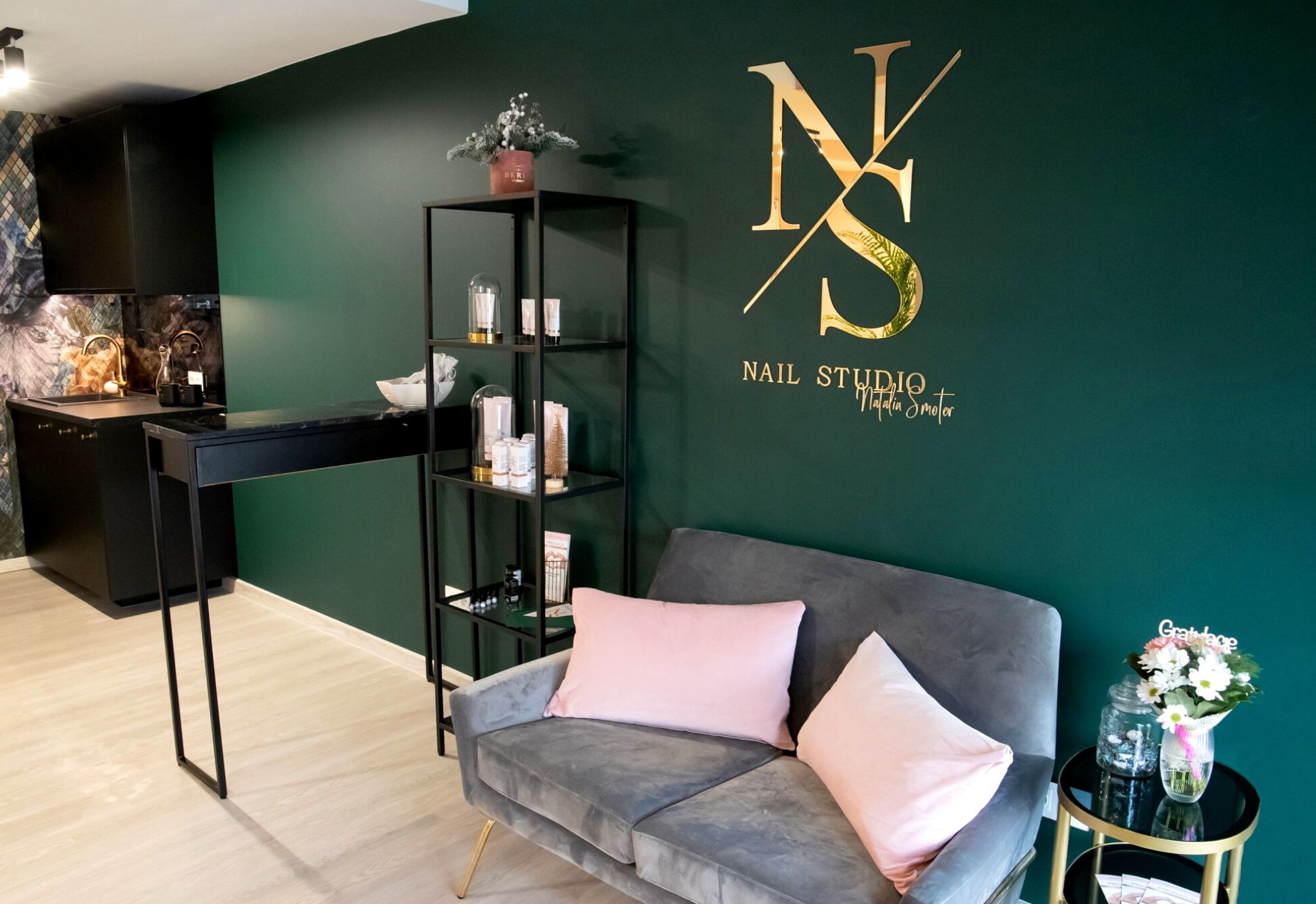 NS Nail Studio - wnętrze salonu stylizacji paznokci
