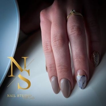 NS Nail Studio - stylizacja paznokci, paznokcie żelowe, paznokcie hybrydowe marmurek ze złotem
