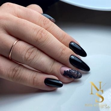 NS Nail Studio - stylizacja paznokci, paznokcie żelowe, paznokcie hybrydowe czarna koronka