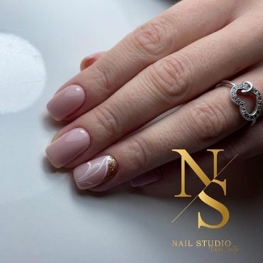 NS Nail Studio - stylizacja paznokci, paznokcie żelowe, paznokcie hybrydowe ze złotym wzorkiem