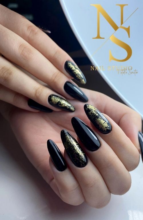 NS Nail Studio - stylizacja paznokci, paznokcie żelowe, paznokcie hybrydowe czarne ze złotem
